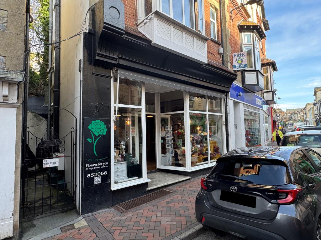 Lot: 61 - PRIME TOWN CENTRE RETAIL UNIT WITH SUBSTANTIAL CELLAR - Window